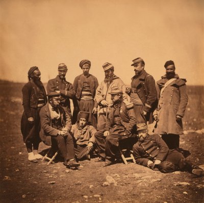 Generale francese Cisse e gruppo di ufficiali e soldati, ritratto in vari stili di uniformi; un zuavo a sinistra, Guerra di Crimea, Crimea, Ucraina da Roger Fenton