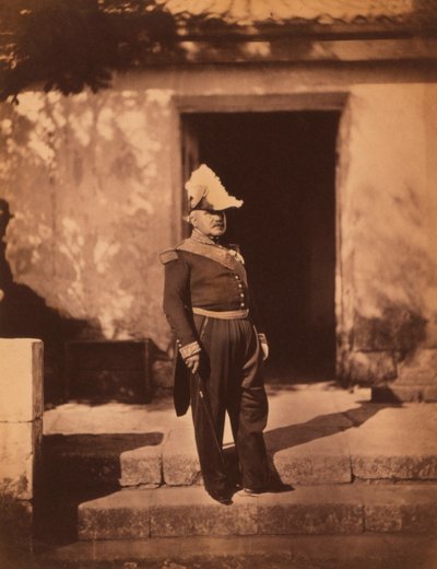 Maresciallo francese Pelissier, ritratto a figura intera in uniforme e cappello, in piedi davanti a un edificio, Guerra di Crimea, Crimea, Ucraina da Roger Fenton