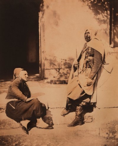 Ritratto a figura intera di un zuavo seduto e un ufficiale spahi in piedi, Ritratto, Guerra di Crimea, Crimea, Ucraina da Roger Fenton