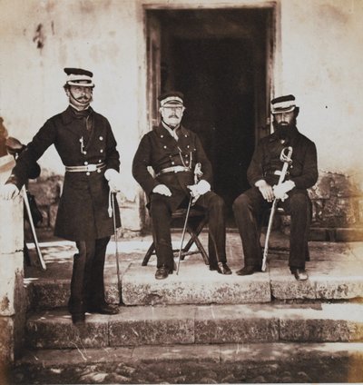 Il Maggior Generale Henry Frederik Lockyer e due dei suoi ufficiali, da un album di 52 fotografie associate alla Guerra di Crimea, 1855 da Roger Fenton
