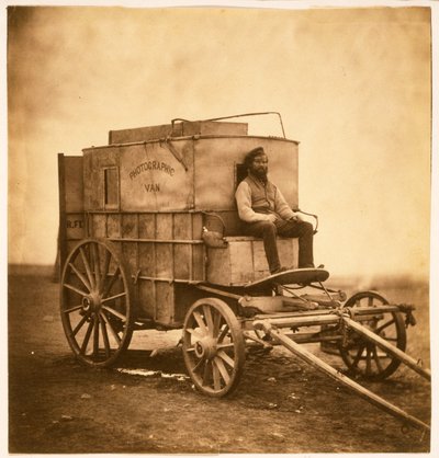 Il furgone dei fotografi con Marcus Sparling in Crimea, 1855 da Roger Fenton