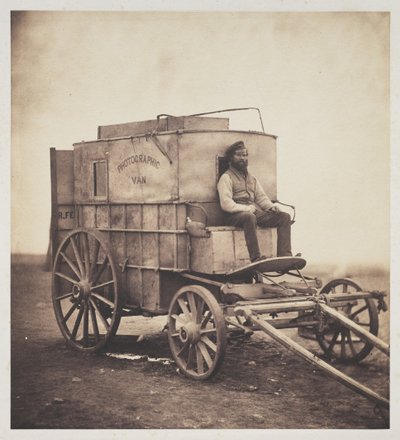 Il furgone del fotografo con Marcus Sparling in Crimea, 1855 da Roger Fenton
