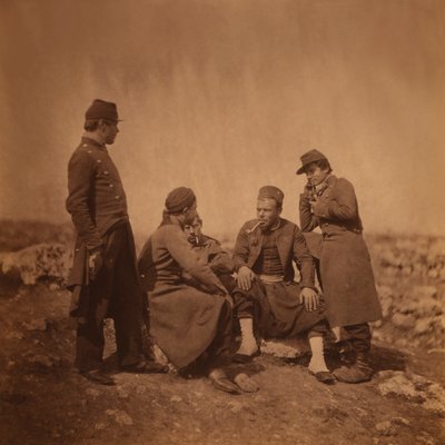 Due soldati francesi in piedi accanto a tre soldati Zouave seduti e fumanti, Guerra di Crimea, Crimea, Ucraina da Roger Fenton