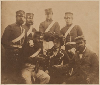 Due ufficiali e quattro uomini con cantiniere, Crimea, 1855 da Roger Fenton