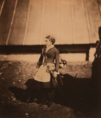 Vivandière, Ritratto a figura intera di Cantinière francese con abito del reggimento Zouave, Guerra di Crimea, Crimea, Ucraina da Roger Fenton