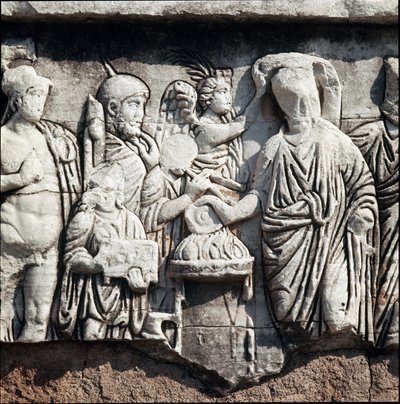Decennalia della tetrarchia, rappresentante un tetrarca incoronato da una Vittoria che fa una libagione al dio Marte - Bassorilievo dedicato al generale e politico Stilicone (Flavio Stilicone o Stiliccho, 360-408), basato su una colonna onoraria, Foro Roma da Roman