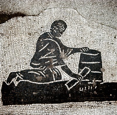 Un lavoratore che riempie un moggio (mosaico) da Roman
