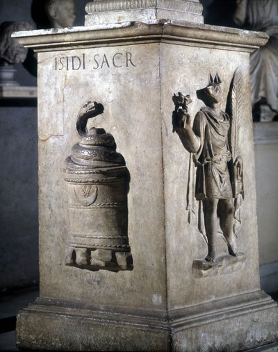 Altare dedicato a Iside. Sinistra: pietra mistica con serpente e destra: Anubi-Ermes. Le parole "Iside Sacr" sono incise sul serpente. II secolo. Musei Capitolini, Roma da Roman