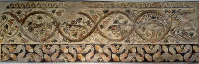 Antica Roma: mosaico delle stagioni che rappresenta fiori e animali. Dal cortile della villa di Costantino "Dafne". Da Antiochia (attuale Antakya) in Turchia 325-330 d.C. da Roman