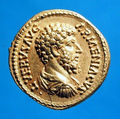 Aureo (dritto) con il busto di Lucio Vero (AD 161-AD 169) drappeggiato e corazzato. Iscrizione: L VERVS AVG ARMENIACVS da Roman