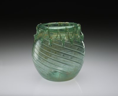 Vaso in vetro soffiato con decorazioni funzionali e decorative, 301-400 d.C. da Roman