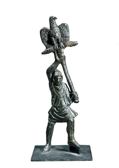 Statuetta in bronzo rappresentante un portabandiera, da Alba Fucens (regione Abruzzo, Italia) da Roman
