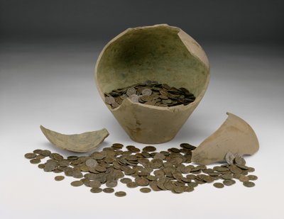 Tesoro completo di monete imperiali romane locali con vaso, il Tesoro Chalgrove II, da Chalgrove, Oxfordshire da Roman