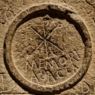 (dettaglio) da una pietra d