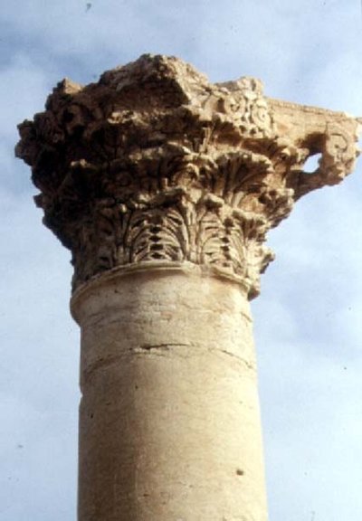 Dettaglio di una colonna corinzia e capitello, romano, II secolo da Roman
