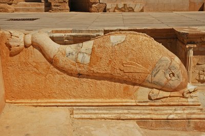 Scultura di delfino, bassorilievo sul Proscenio del teatro romano, Sabratha, Libia, II secolo d.C. da Roman