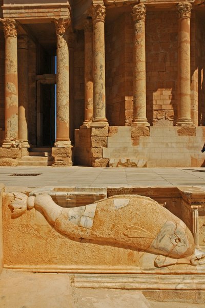 Scultura di delfino davanti al palco, Sabratha, Libia, c.190 d.C. da Roman