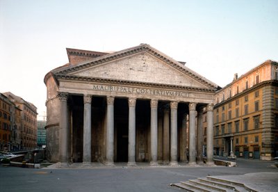 Vista esterna del Pantheon da Roman