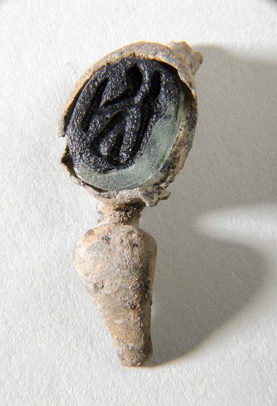 Anello con intaglio (argento e vetro) da Roman