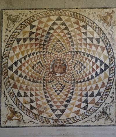 Mosaico geometrico con Dioniso al centro scoperto in una villa romana a Corinto, Grecia, Civiltà Romana, seconda metà del II secolo - inizio III secolo d.C. da Roman