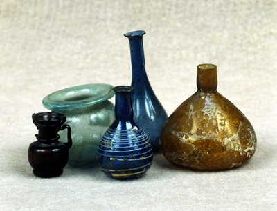 Bottiglie e fiale di vetro contenenti profumi, balsami e unguenti. Periodo romano. I secolo d.C. da Roman