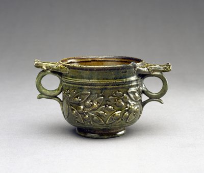 Skyphos smaltato verde con manici rialzati, decorazioni a foglia e bacca, 1-100 d.C. da Roman