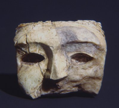 Maschera umana, dalla Tomba di Bernardini di Palestrina da Roman