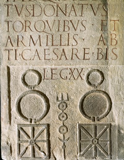 Insegne incise della Ventesima Legione Vittoriosa Valeriana, legione romana fondata nel I secolo d.C. da Roman