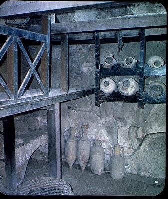 Interno di un negozio con anfore, dalla Casa di Nettuno e Anfitrite da Roman