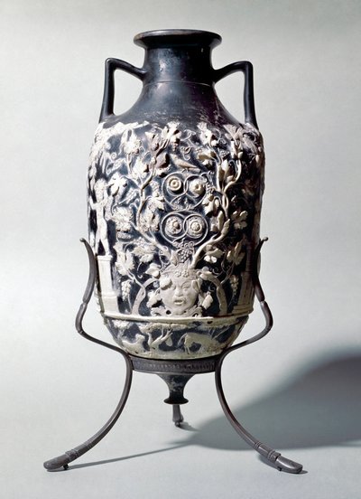 Piccola anfora chiamata vaso blu che mostra una scena dionisiaca da Roman