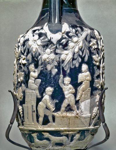 Piccola anfora chiamata vaso blu che mostra Eros che fa la vendemmia da Roman
