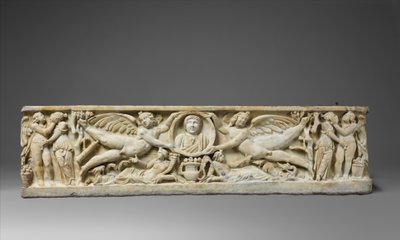 Sarcófago di marmo con eroti volanti che tengono un ritratto clipeato da Roman