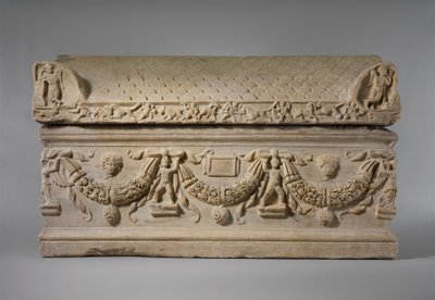 Sarcofago di marmo con ghirlande da Roman