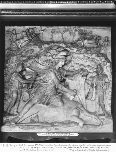 Mitra che sacrifica il toro in una grotta tra due personaggi in costume asiatico, 2°-3° secolo da Roman