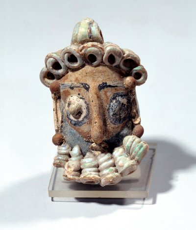 Antichità orientale: amuleto a forma di testa maschile trovato in una tomba a Cartagine. Periodo punico, terra smaltata. 400-300 a.C. da Roman
