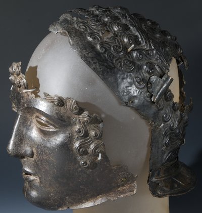 Elmo da parata e maschera facciale, dal sito romano di Newstead, Melrose, fine I secolo d.C. (ferro) da Roman