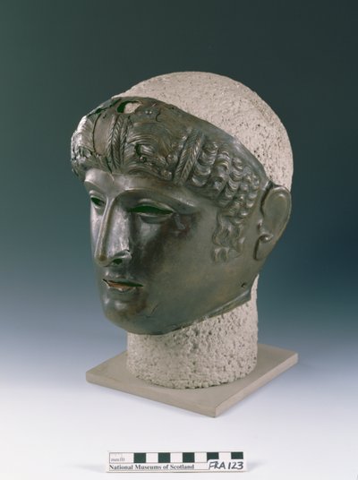 Maschera da parata di un giovane volto maschile, dal sito romano di Newstead, Melrose, fine I secolo d.C. (bronzo) da Roman