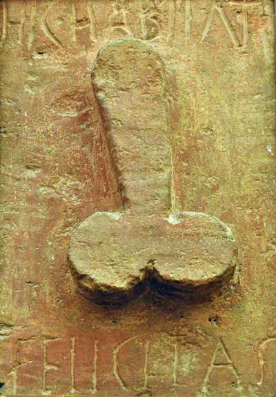 Placca con fallo circondato da scritte latine "Hic habitat felicitas" da Roman