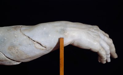 Mano destra di Polifemo, frammento del Gruppo di Polifemo, o Ulisse acceca Polifemo, scultura in marmo di Agesandro, Atenodoro e Polidoro, copia dell