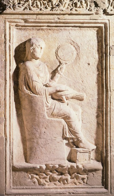 Rilievo raffigurante una donna romana con specchio da Roman