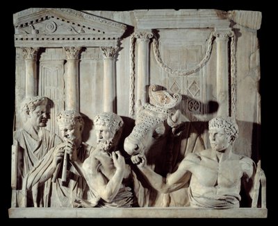 Arte antica romana: frammento di un rilievo architettonico: preparazione di un sacrificio. Scultura in marmo, da Roma da Roman