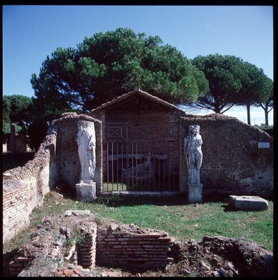 Arte romana: vista delle rovine del santuario della divinità Attis (o Atys), regione IV da Roman