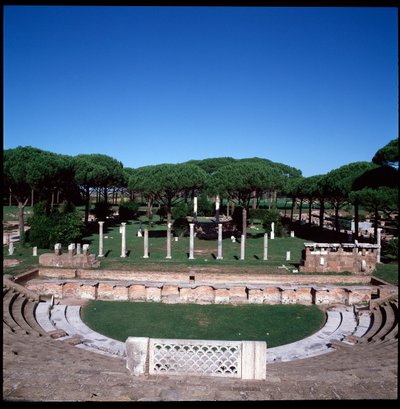 Arte romana: veduta delle rovine del teatro da Roman