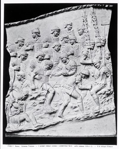 Soldati romani che curano i feriti, un calco preso dalla Colonna Traiana, 113 d.C. (marmo) da Roman