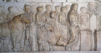 Arte antica romana: sacrificio al dio Marte: suovetaurilia (suovetaurilia) intorno al 15-16 d.C. Scultura in marmo, Alto Impero Romano (27 a.C.-235 d.C.), dal sito di Campo Marzio (a Roma). Parigi, Museo del Louvre da Roman