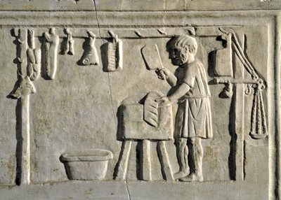 Arte romana: un macellaio nella sua bottega. Bassorilievo, civiltà romana, II secolo d.C. da Roman