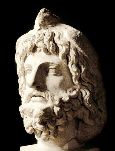 Arte romana: testa barbuta coperta da un uccello morto di Serapide o Serapide, dio greco-egiziano della Morte. Scultura in marmo da Cartagine. II secolo. Parigi, Museo del Louvre da Roman