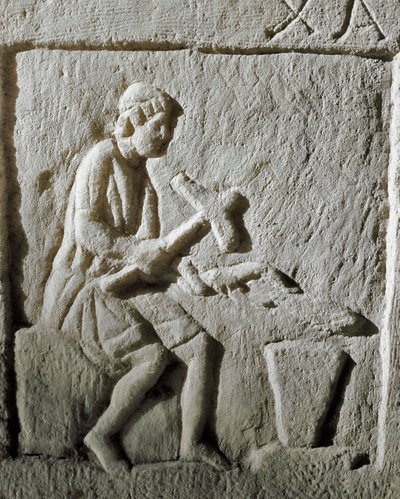 Arte romana: dettaglio di una stele che raffigura un fabbro che colpisce il metallo su un