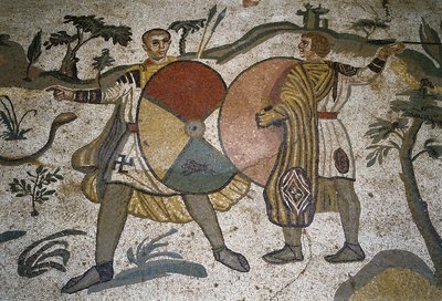 Arte romana: dettaglio del mosaico "La grande caccia" Cacciatori con grandi scudi. 315-350 d.C. Piazza Armerina, Villa Romana del Casale da Roman