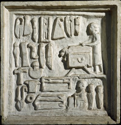 Arte romana: interno di un edificio o laboratorio con diversi strumenti. Bassorilievo. I secolo d.C. Roma, Museo della Civiltà Romana da Roman